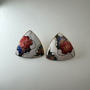 Stunning vintage trillion shaped Cloisonne white enamel with flowers earrings!